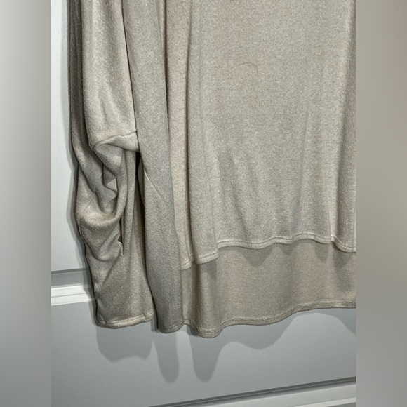 Express Long Sleeve Cream Turtleneck Size Medium - Picture 6 of 11